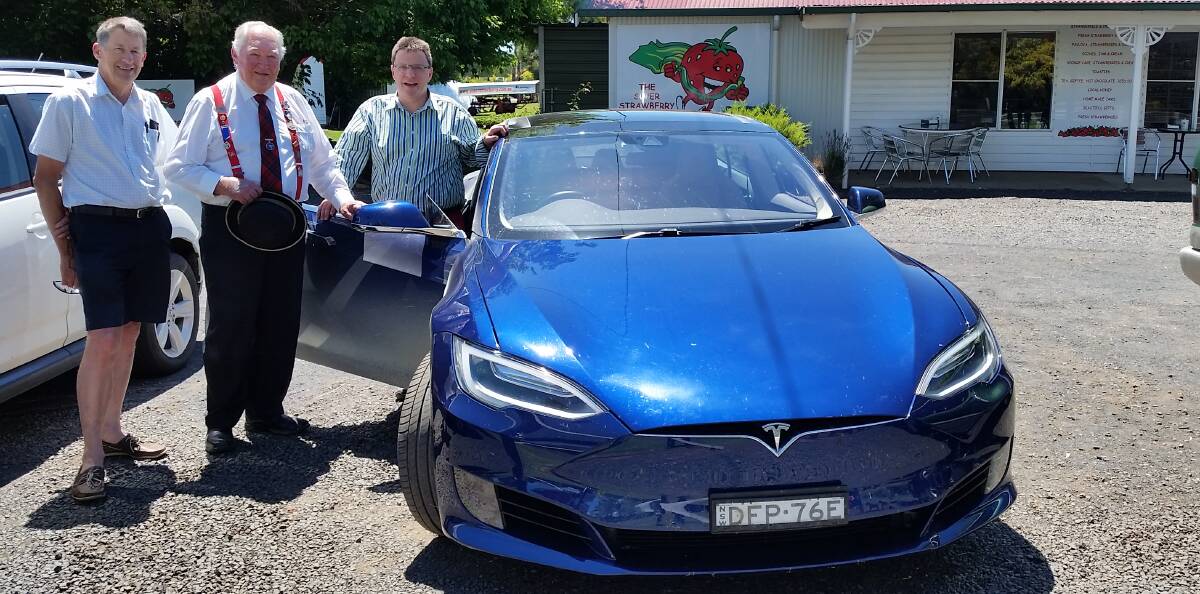 On the move: Mayor Steve Toms meets electric car pioneer Howard Eastwood and Richard McNeall as the electric car passes through Glen Innes to Brisbane.