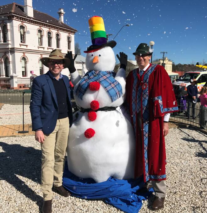Member for Northern Tablelands Adam Marshall enjoys an unusually ‘frosty’ reception at the festival with Glen Innes Severn Council Mayor Steve Toms.