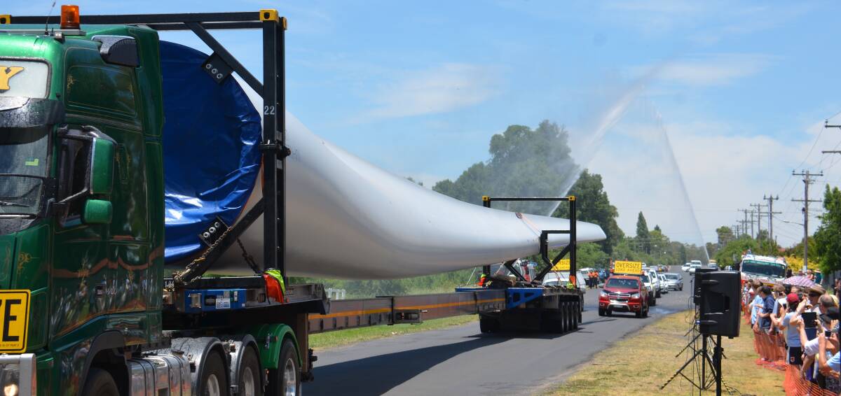 BIG BLADE: Glen Innes locals marvelled at the size of the first wind turbine blade to be delivered to the White Rock Wind Farm: Picture: Craig Thomson.