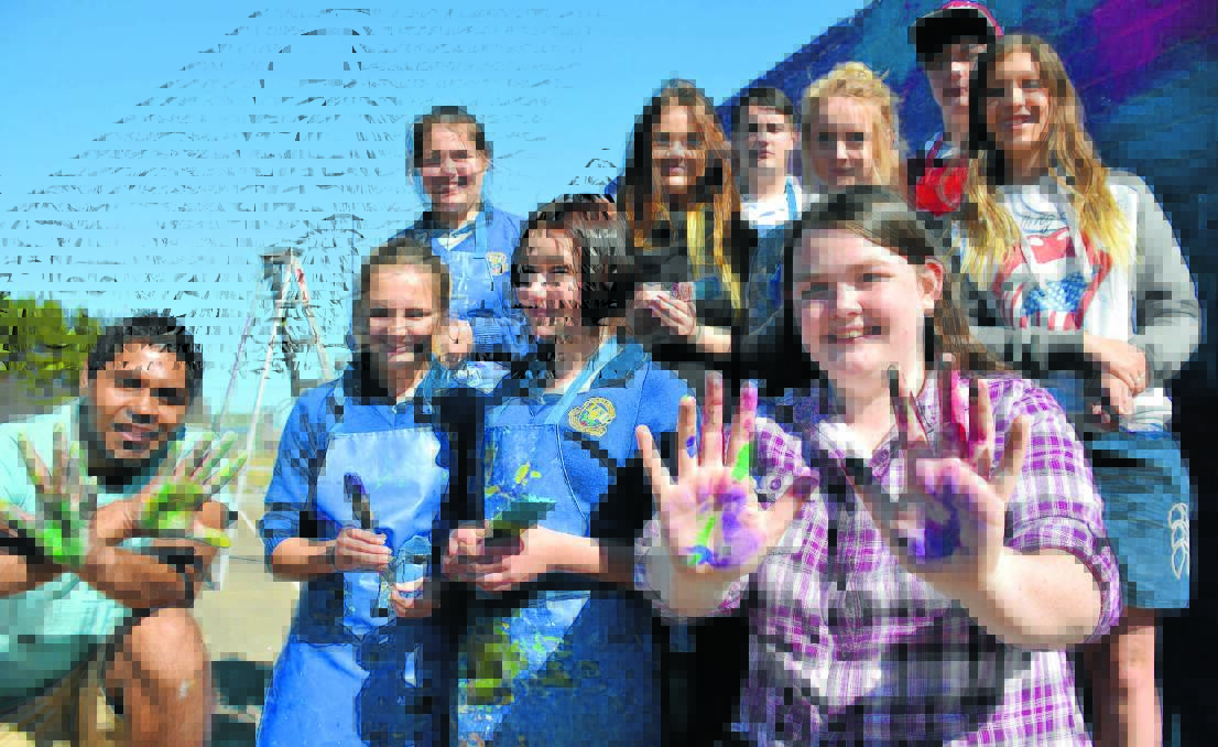 o Up to their elbows: (Back row, from left) Isabella Bazley, Lily Sheridan, Liam Copp, Jaime-Leigh Farnham, Will Fleming and Jesikah Bracken; and (front row) Nick Levy (muralist), Drew McClelland, Jade Betteridge and Molly Keelan all had a hand in the Glen Innes High School’s new mural.