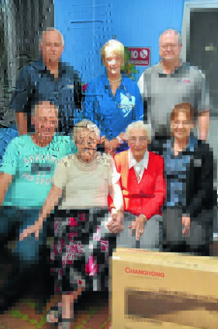 o Teaming up: (Back from left) Roseneath activities officers Brian Hansell and Gay Pettit, Craig Walmsley from Leading Appliances and (seated from left) RSL sub-branch president Gordon Taylor, Roseneath resident Mavis Surplice, volunteer Anne Reddan and activities officer Di Newman are all working towards establishing a sensory garden at the facility.