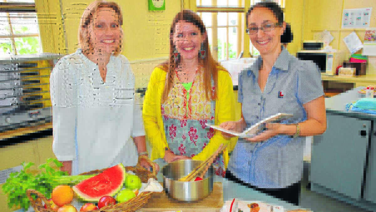 o Get cooking: Caroline Chappell, Gigha Goldman and Annette Eastwood of the Glen Innes Public School P&C with the Glen Innes Public School recipe book.