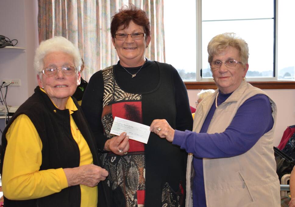 o Warm feeling: Glen Innes Hospital Auxiliary president Jan Sharman received a $2000 donation from Barbara Chard and Val King from proceeds of the Uniting Church Quilting Group’s, Quilt Show.