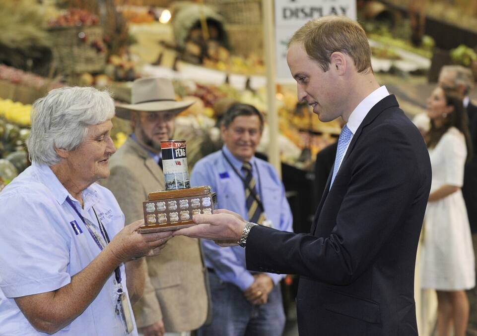 o British royalty meets Glen Innes royalty: Duke of Cambridge and Lyn Cregan discuss the finer points of the beer can trophy earned by this year’s Northern District Exhibit at the Royal Easter Show. Photo by AUSPIC.