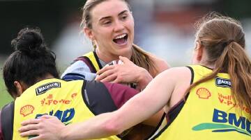 Queensland winger Julia Robinson (centre) has made a remarkable recovery from a dislocated shoulder. (Darren England/AAP PHOTOS)
