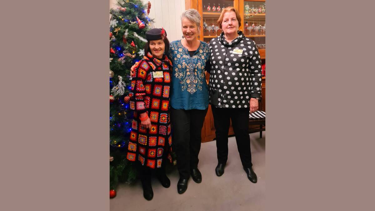 ABC presenter Sophie Thomson (centre) alongside the Diggers Garden Club vice president Mary Hollingworth (left) and president Paula Passi (right). Picture: Supplied