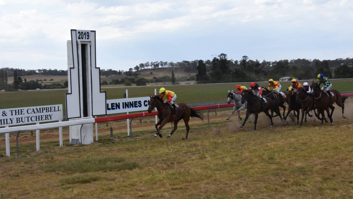Try ‘N’ Run a Muck on his way to winning the Glen Innes Cup on Saturday. 