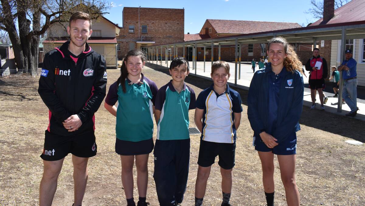 Sixers' wicket-keeper batsman Peter Nevill, students Sienna McConnell, Jacob Zomer, Mitchell Duddy and Sixers WBBL player Emma Hughes. 