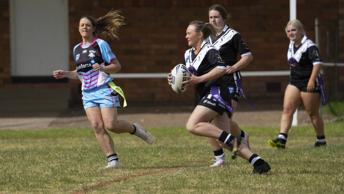 ON THE BURST: Emily McMeniman makes a run for the Magpies. Photo: Andrew Hoggan. 