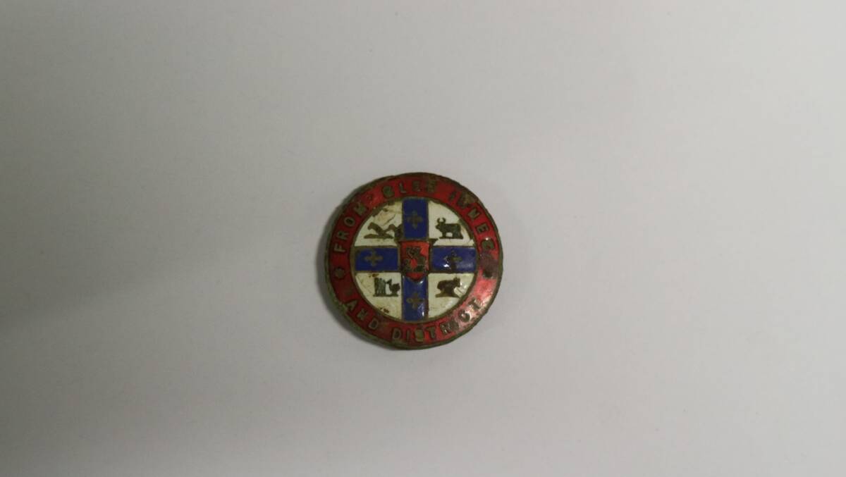 This small badge would have been attached to a money belt - it is thought to be brass. Patriotic funds sprung up across Australia dedicated to raising money for new items of clothing for diggers overseas.