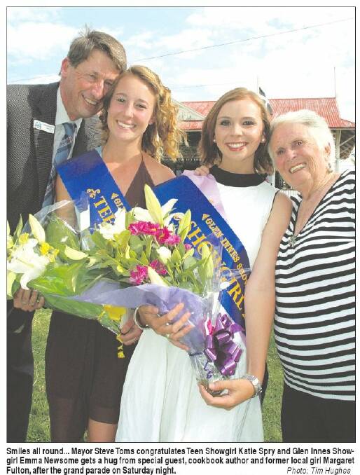 Margaret Fulton at the 2010 Glen Innes show with teen showgirl Katie Spry and showgirl Emma Newsome and Steve Toms (left).