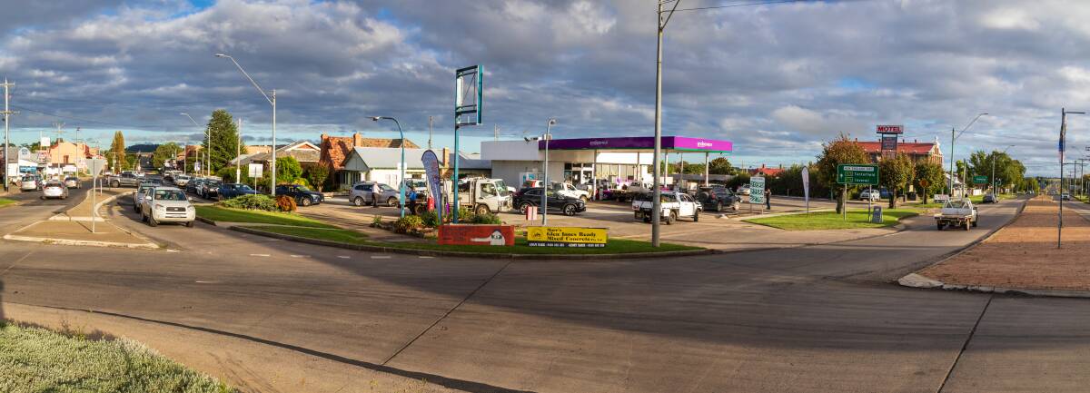 BANKED-UP: Glen Innes motorists queue down the block to fuel-up for 99c/l. Photo: Peter Ritter
