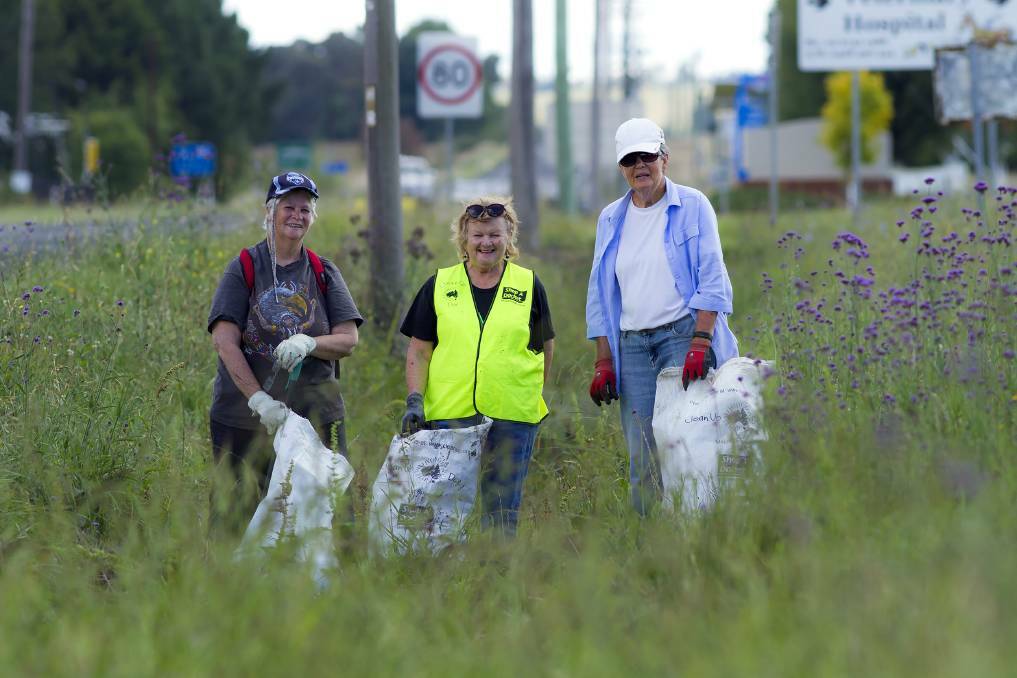 LOOKING AFTER THE ENVIRONMENT: Carol Sparks with Jo Enoch and Chris Smith picking up rubbish on Clean Up Australia last year. Photo: Tony Grant