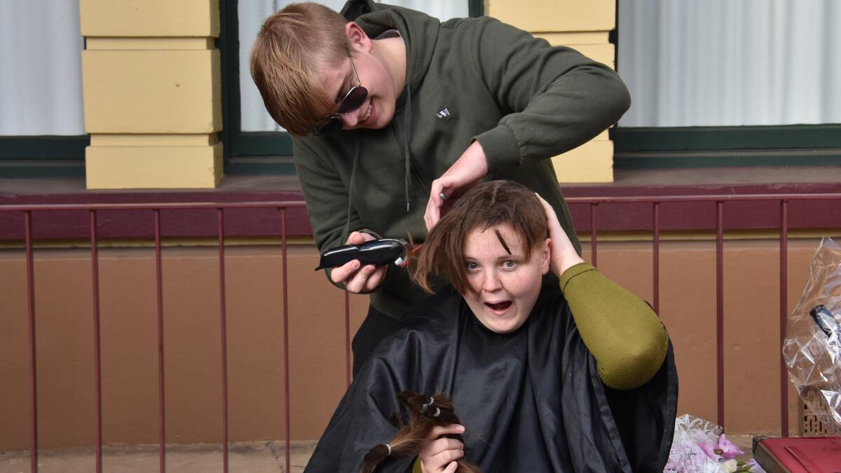 See video of Annabell Knox having her head shaved for charity