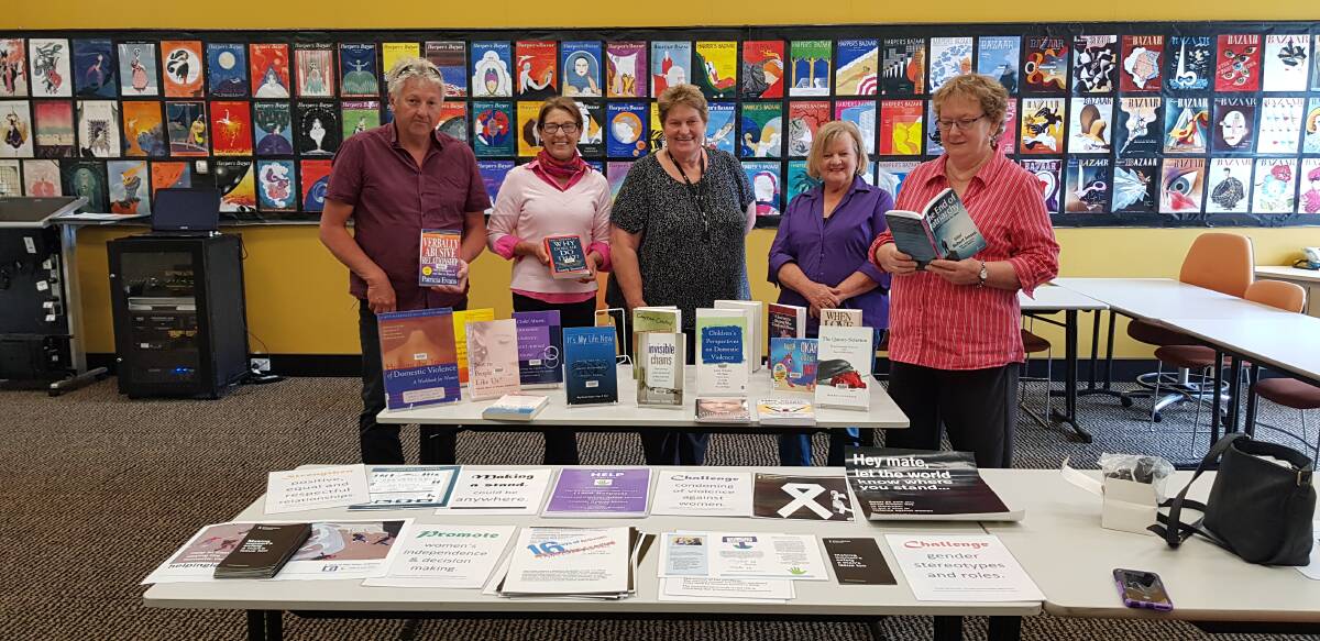 Safe in Our Town committee members Laurie Newsome (Glen Innes Family and Youth Support Services), Councillor Dianne Newman (Deputy Mayor), Janine Johnson (Glen Innes Severn Council), Councillor Carol Sparks (Mayor) and Brenda
Beauchamp (Community Centre).