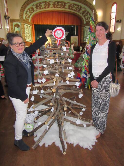 PRIZE CHRISTMAS TREE: Independent judges Helen Newsome and Rebecca Rogan awarded Red Range Public School the winning entry. Photo: Loma Wright