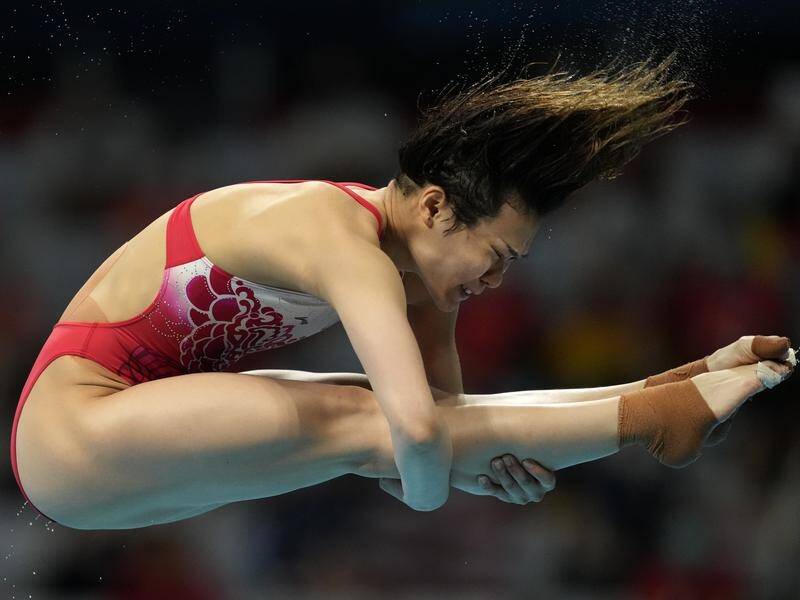 China's Shi Tingmao has defended her Olympic 3m springboard title at the Tokyo Games.