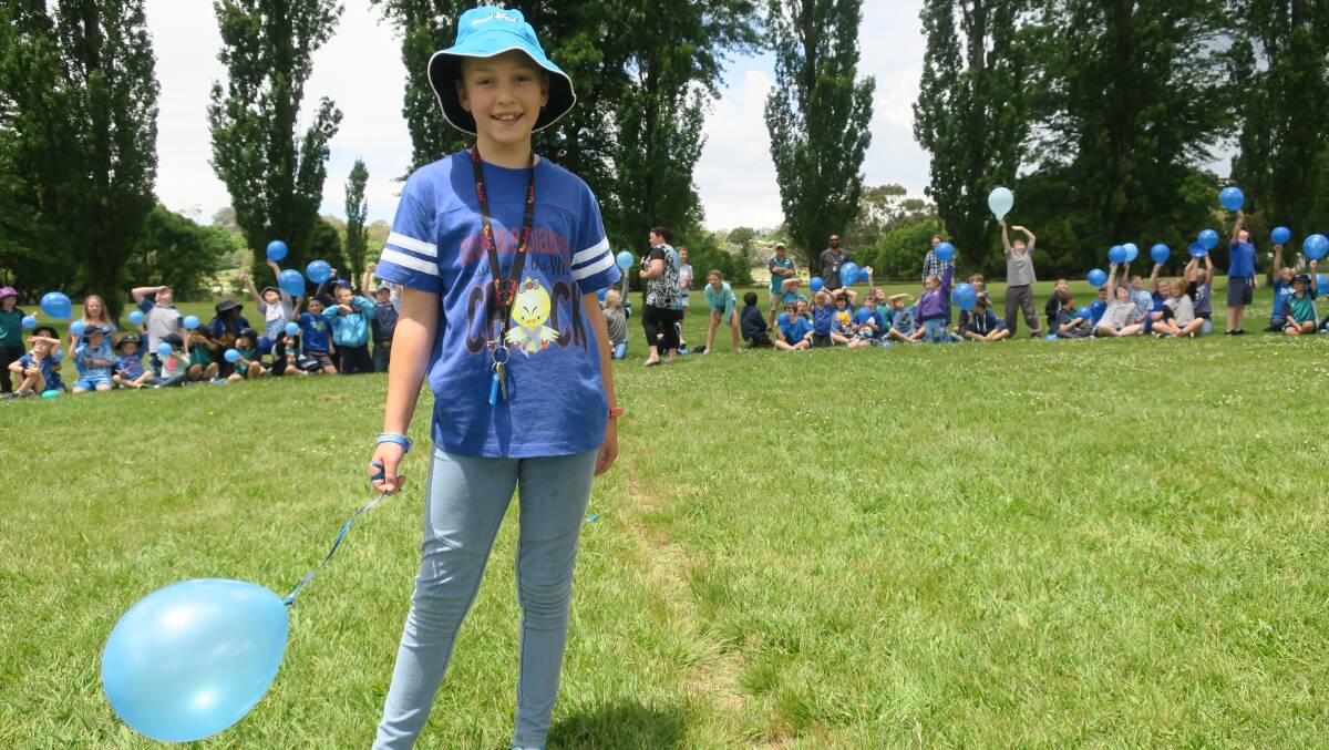 Children from Glen Innes Public school formed a huge circle around 11-year-old Ainsley Ratliff who has diabetes. It was to mark World Diabetes Day.