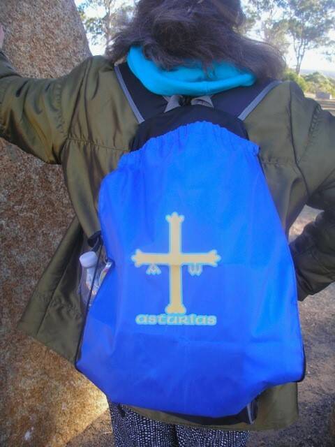 The flag of Asturias on Lucy's backpack.