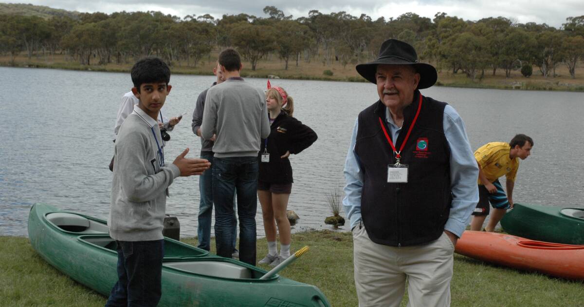 EDUCATION: Ian Kiernan AO engaging with students doing environmental work at Dumaresq Dam, Armidale, during a Round Square school conference hosted by TAS, April 2012