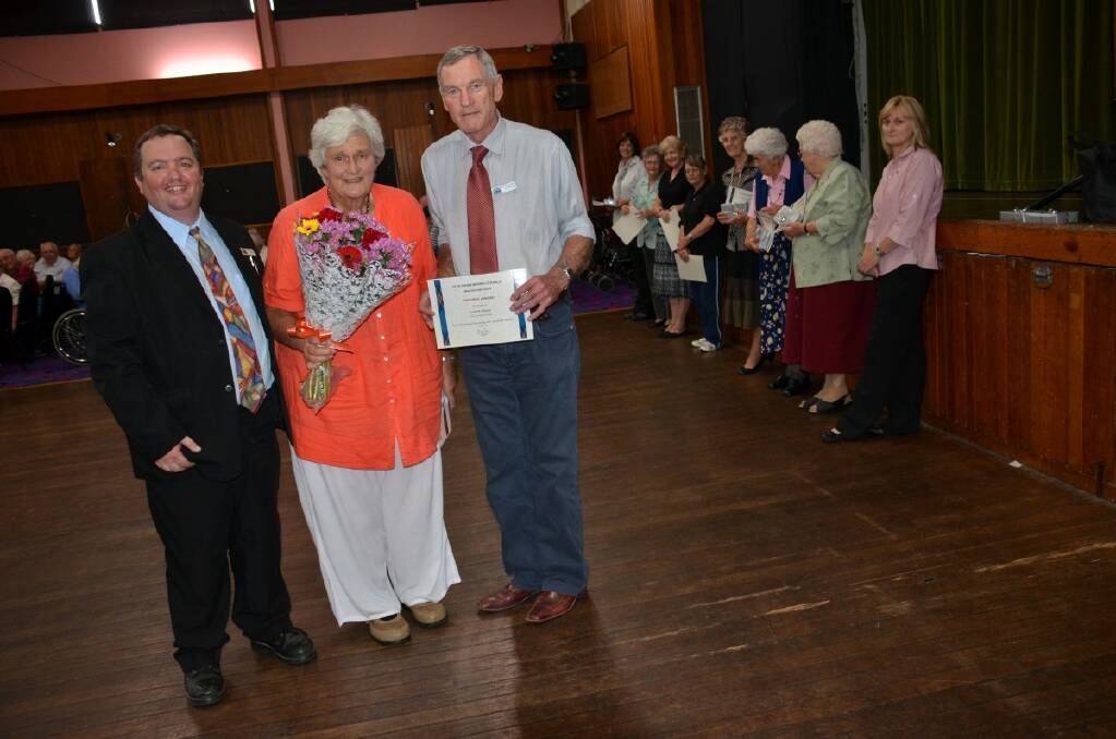 o Into the limelight: The 2014 Glen Innes Severn Senior of the Year Lyn Cregan, flanked by Garden Court’s generalist support worker Ron Webel and mayor Colin Price, with co-nominees (from left) Jenny Van Heerwarden (on behalf of her mother Wendy Watts, who received a posthumous nomination), Margie Pennington, Judy Fraser, Rhonda Fazldeen, Shirley Donald, Valmae Burey and Josey Black, with Home and Community Care coordinator Jane Claxton. Nominee Tony Coombes was absent on the day.